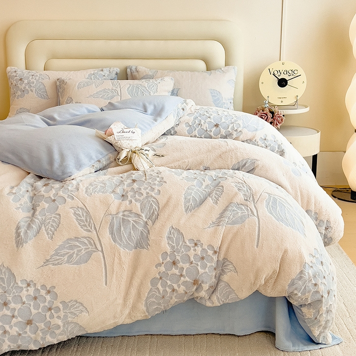 91家纺网 家纺一手货源 找家纺 摩妮卡 2025新款A类加厚兔毛雕花牛奶绒四件套 繁花-浅蓝