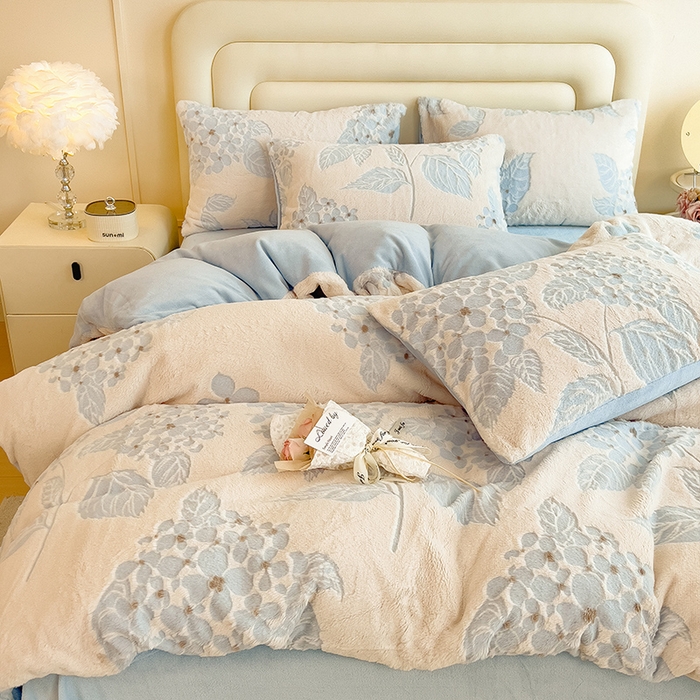 91家纺网 家纺一手货源 找家纺 摩妮卡 2025新款A类加厚兔毛雕花牛奶绒四件套 繁花-浅蓝
