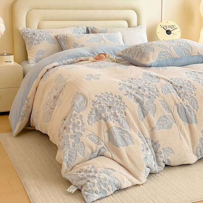 91家纺网 家纺一手货源 找家纺 摩妮卡 2025新款A类加厚兔毛雕花牛奶绒四件套 繁花-浅蓝