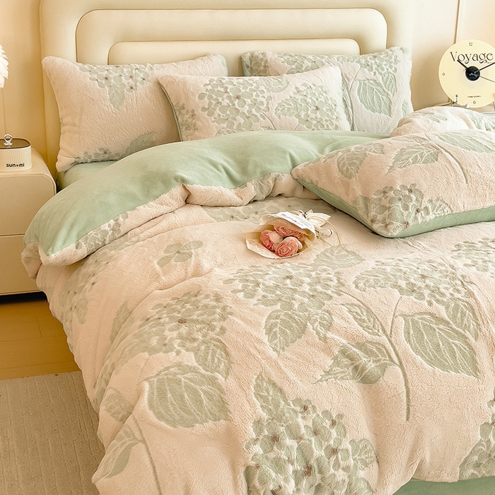 91家纺网 家纺一手货源 找家纺 摩妮卡 2025新款A类加厚兔毛雕花牛奶绒四件套 繁花-浅绿