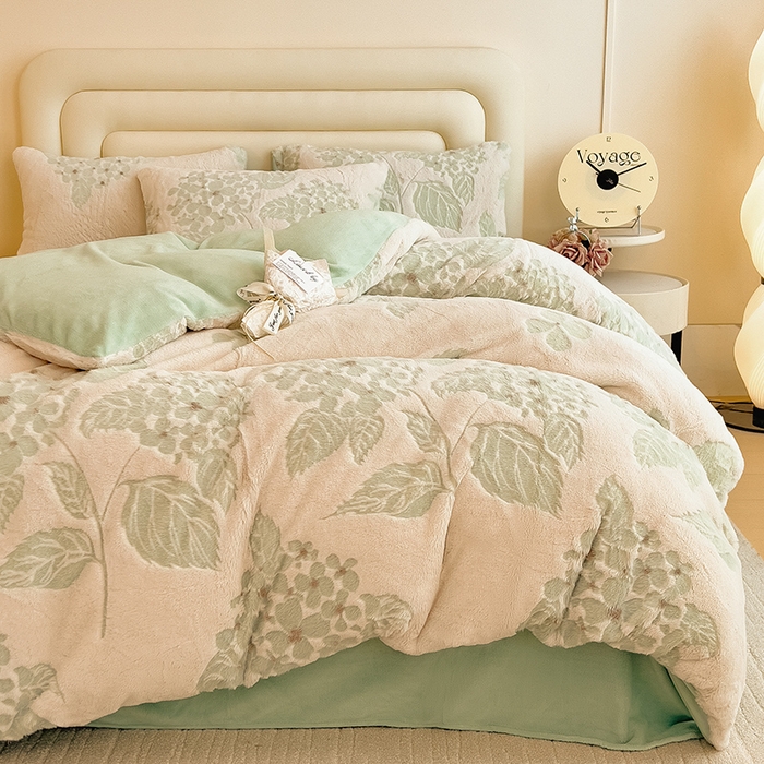 91家纺网 家纺一手货源 找家纺 摩妮卡 2025新款A类加厚兔毛雕花牛奶绒四件套 繁花-浅绿