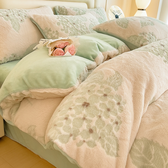 91家纺网 家纺一手货源 找家纺 摩妮卡 2025新款A类加厚兔毛雕花牛奶绒四件套 繁花-浅绿