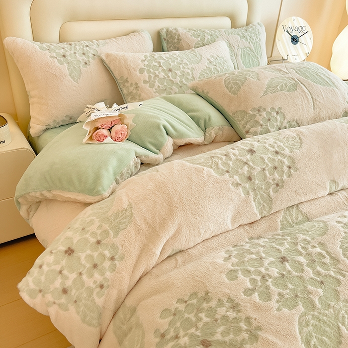 91家纺网 家纺一手货源 找家纺 摩妮卡 2025新款A类加厚兔毛雕花牛奶绒四件套 繁花-浅绿
