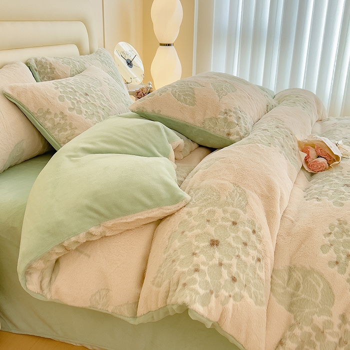 91家纺网 家纺一手货源 找家纺 摩妮卡 2025新款A类加厚兔毛雕花牛奶绒四件套 繁花-浅绿