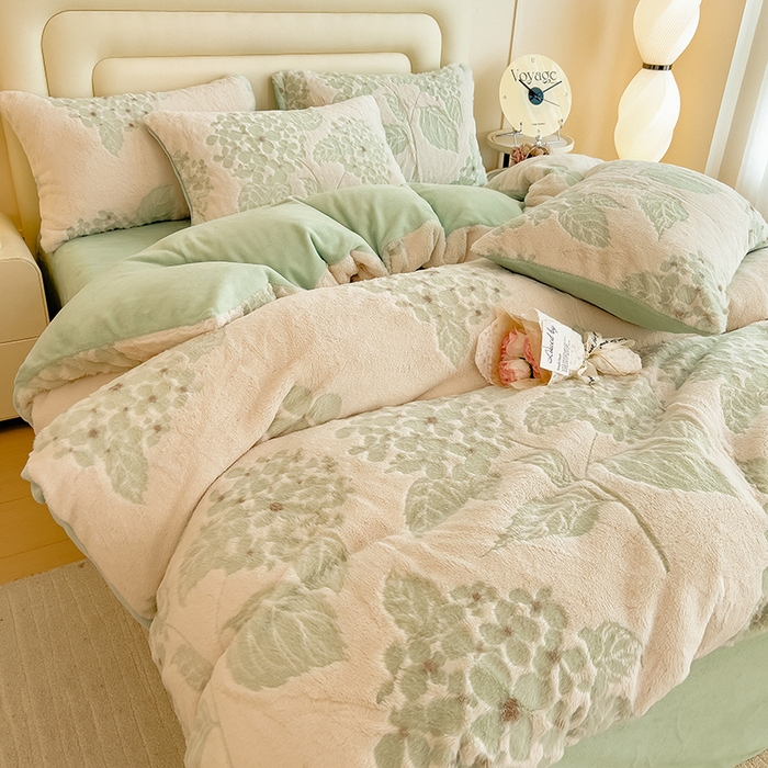 91家纺网 家纺一手货源 找家纺 摩妮卡 2025新款A类加厚兔毛雕花牛奶绒四件套 繁花-浅绿