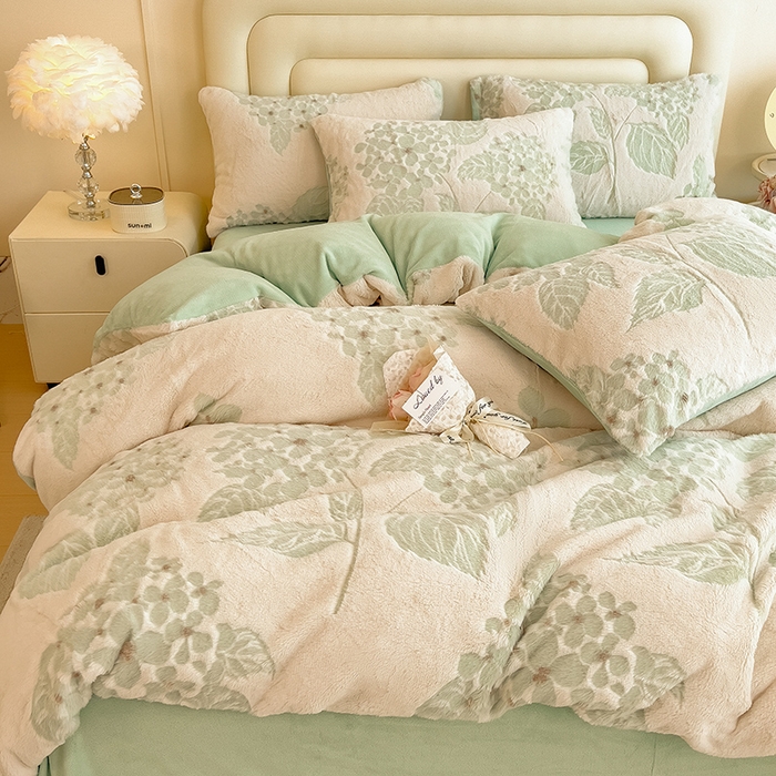 91家纺网 家纺一手货源 找家纺 摩妮卡 2025新款A类加厚兔毛雕花牛奶绒四件套 繁花-浅绿