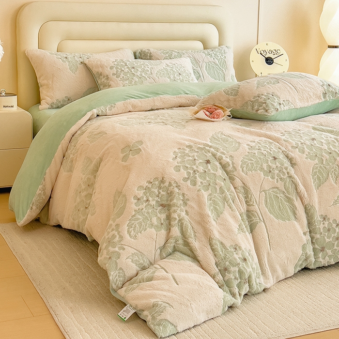 91家纺网 家纺一手货源 找家纺 摩妮卡 2025新款A类加厚兔毛雕花牛奶绒四件套 繁花-浅绿