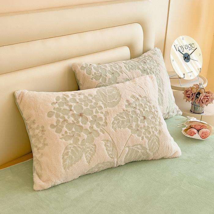 91家纺网 家纺一手货源 找家纺 摩妮卡 2025新款A类加厚兔毛雕花牛奶绒四件套 繁花-浅绿