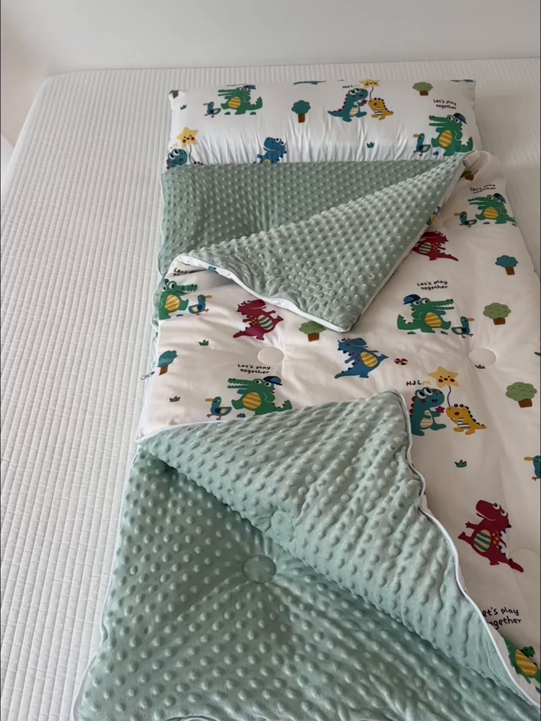 91家纺网 家纺一手货源 找家纺 嗨生活 2025秋冬加厚儿童睡袋全棉+豆豆绒一体防踢被儿童睡袋 奇妙恐龙