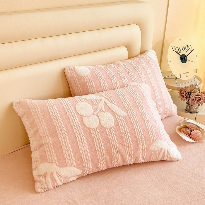 91家纺网 家纺一手货源 找家纺 摩妮卡 2025新款A类加厚兔毛雕花牛奶绒四件套 仙子樱桃