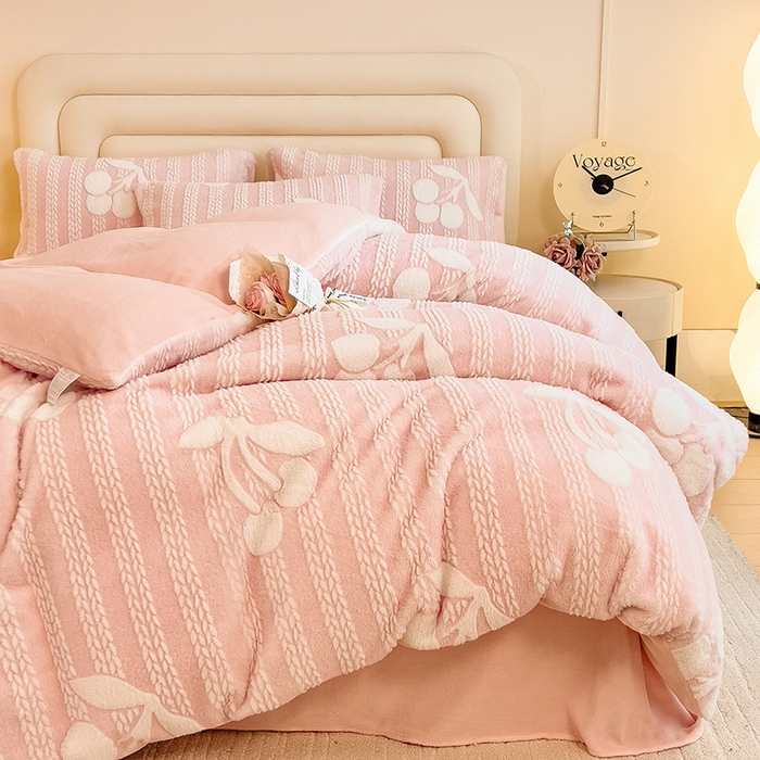 91家纺网 家纺一手货源 找家纺 摩妮卡 2025新款A类加厚兔毛雕花牛奶绒四件套 仙子樱桃