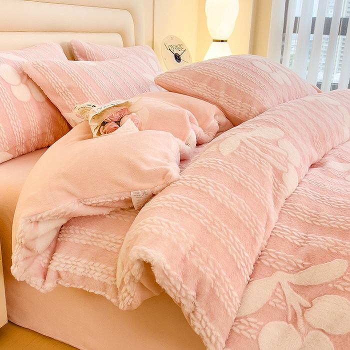 91家纺网 家纺一手货源 找家纺 摩妮卡 2025新款A类加厚兔毛雕花牛奶绒四件套 仙子樱桃