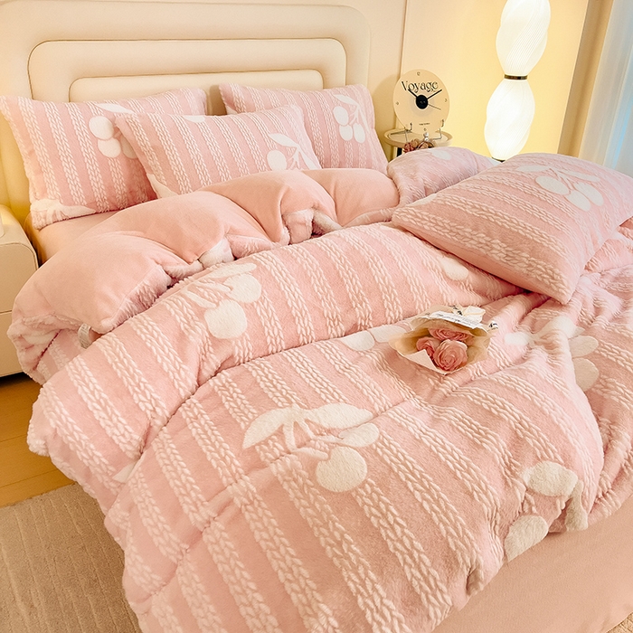 91家纺网 家纺一手货源 找家纺 摩妮卡 2025新款A类加厚兔毛雕花牛奶绒四件套 仙子樱桃