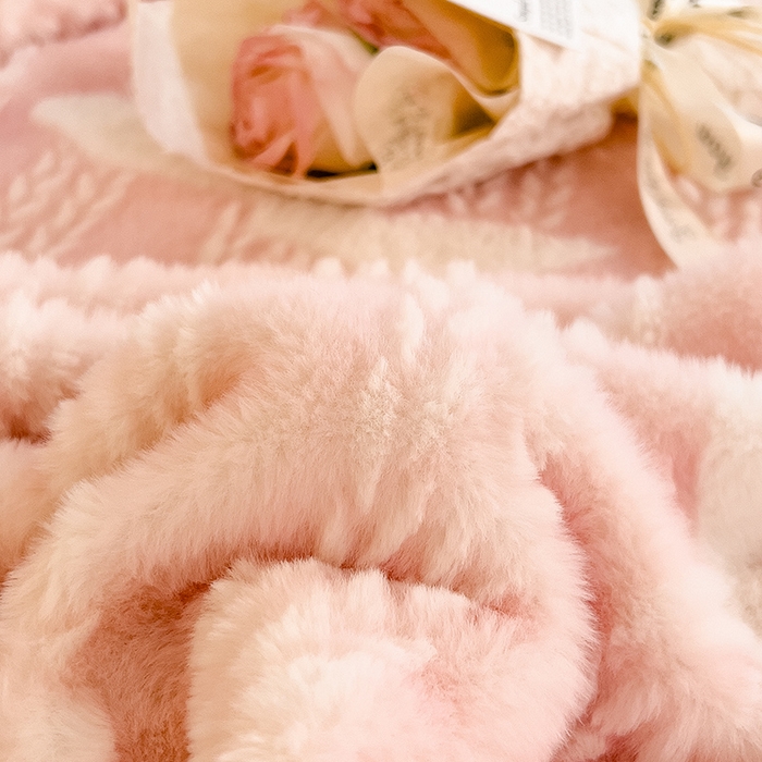 91家纺网 家纺一手货源 找家纺 摩妮卡 2025新款A类加厚兔毛雕花牛奶绒四件套 仙子樱桃