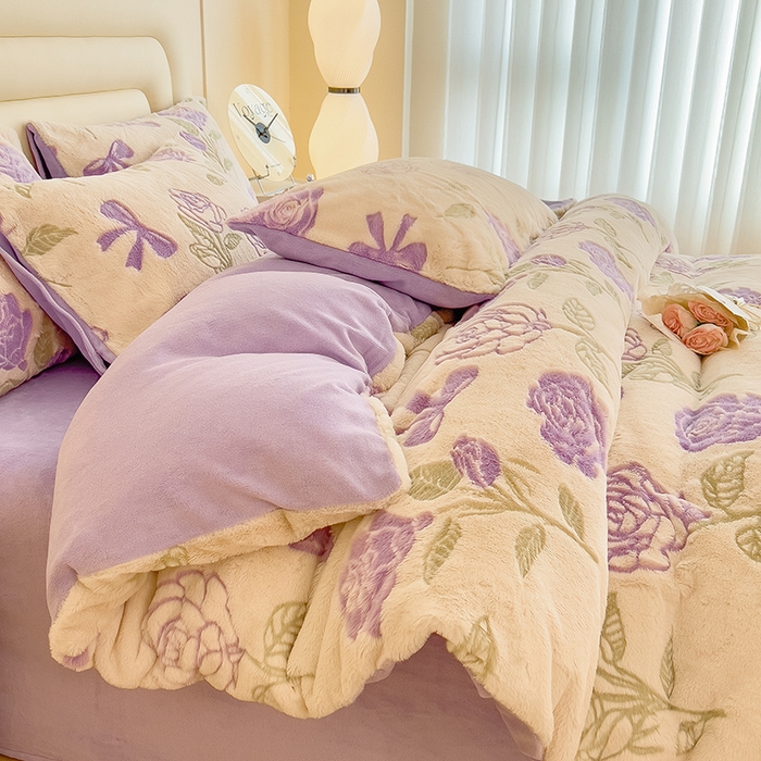 91家纺网 家纺一手货源 找家纺 摩妮卡 2025新款A类加厚兔毛雕花牛奶绒四件套 向阳花开-紫