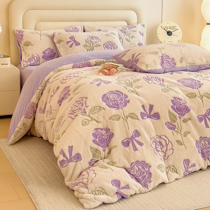 91家纺网 家纺一手货源 找家纺 摩妮卡 2025新款A类加厚兔毛雕花牛奶绒四件套 向阳花开-紫