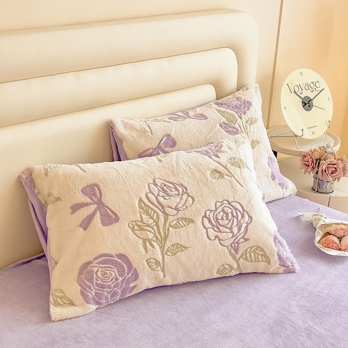 91家纺网 家纺一手货源 找家纺 摩妮卡 2025新款A类加厚兔毛雕花牛奶绒四件套 向阳花开-紫