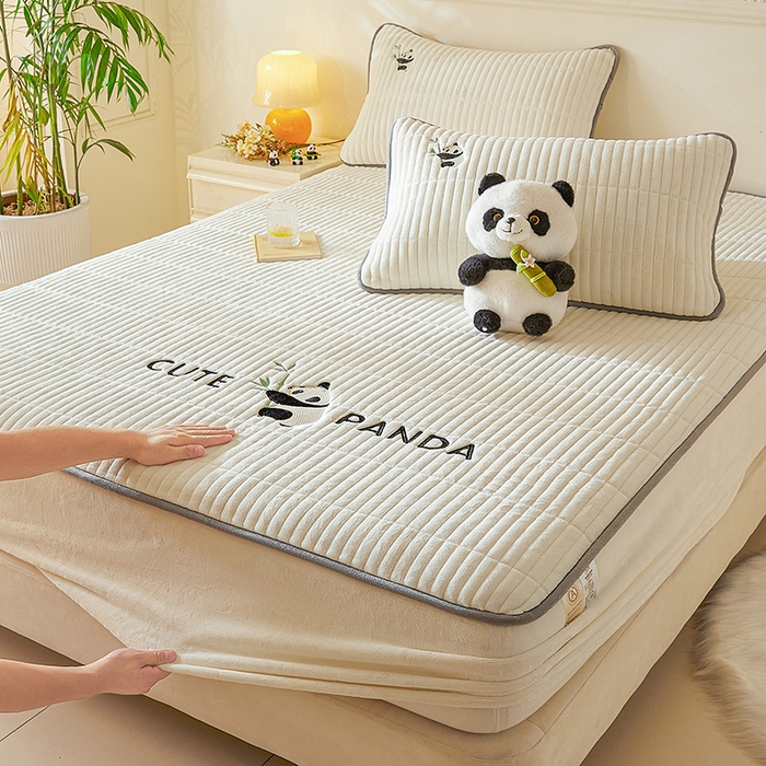 91家纺网 家纺一手货源 找家纺 （总）摩妮卡 2025新款刺绣牛奶绒夹棉床笠床垫保护套三件套