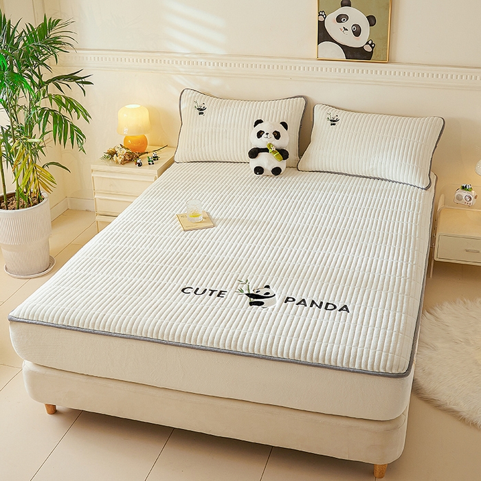 91家纺网 家纺一手货源 找家纺 （总）摩妮卡 2025新款刺绣牛奶绒夹棉床笠床垫保护套三件套