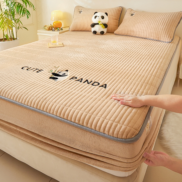 91家纺网 家纺一手货源 找家纺 （总）摩妮卡 2025新款刺绣牛奶绒夹棉床笠床垫保护套三件套