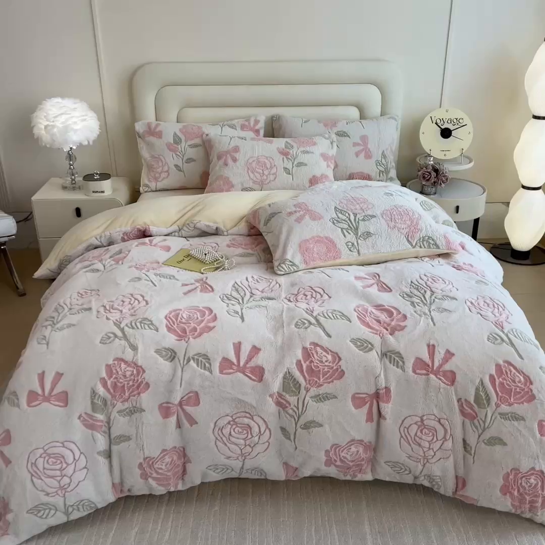 91家纺网 家纺一手货源 找家纺 摩妮卡 2025新款A类加厚兔毛雕花牛奶绒四件套 向阳花开-粉