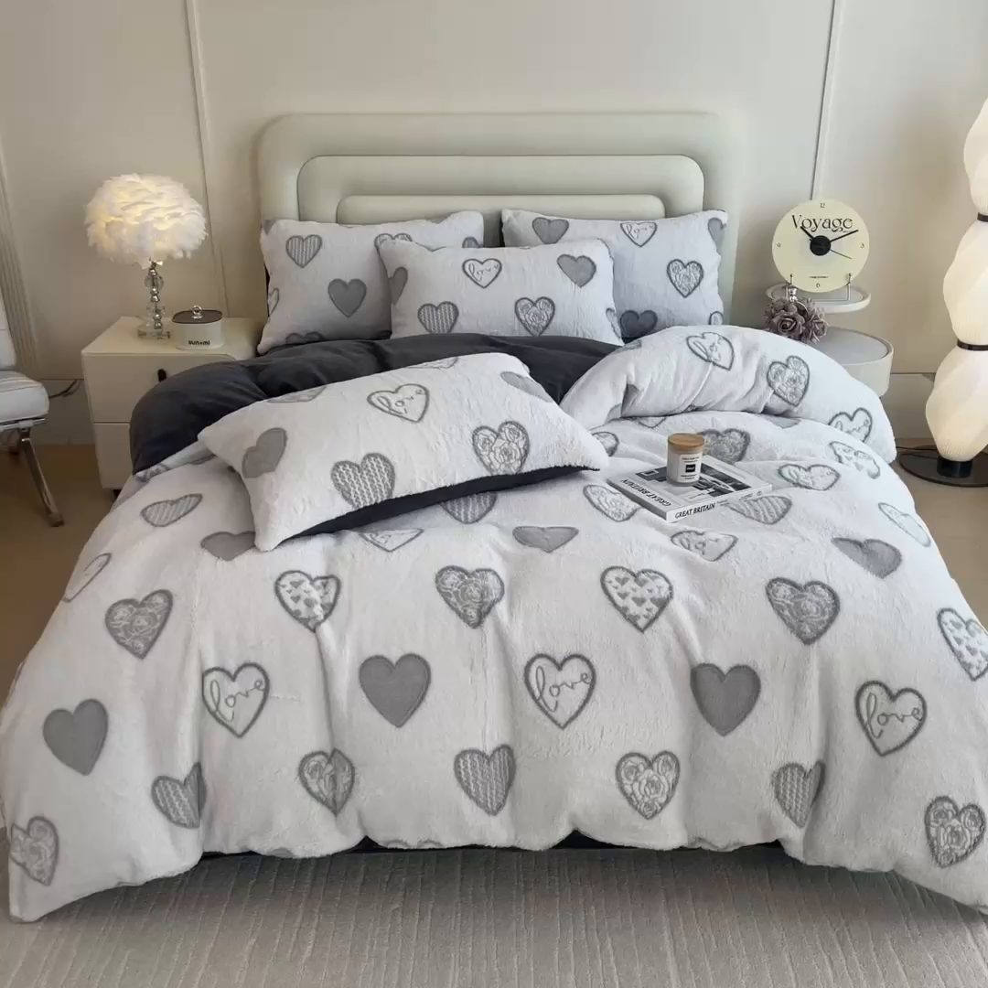91家纺网 家纺一手货源 找家纺 摩妮卡 2025新款A类加厚兔毛雕花牛奶绒四件套 爱情爱心-灰