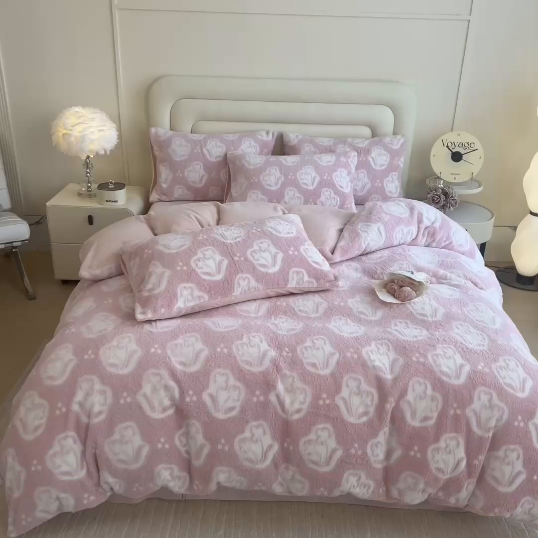 91家纺网 家纺一手货源 找家纺 摩妮卡 2025新款A类加厚兔毛雕花牛奶绒四件套 茶花-粉
