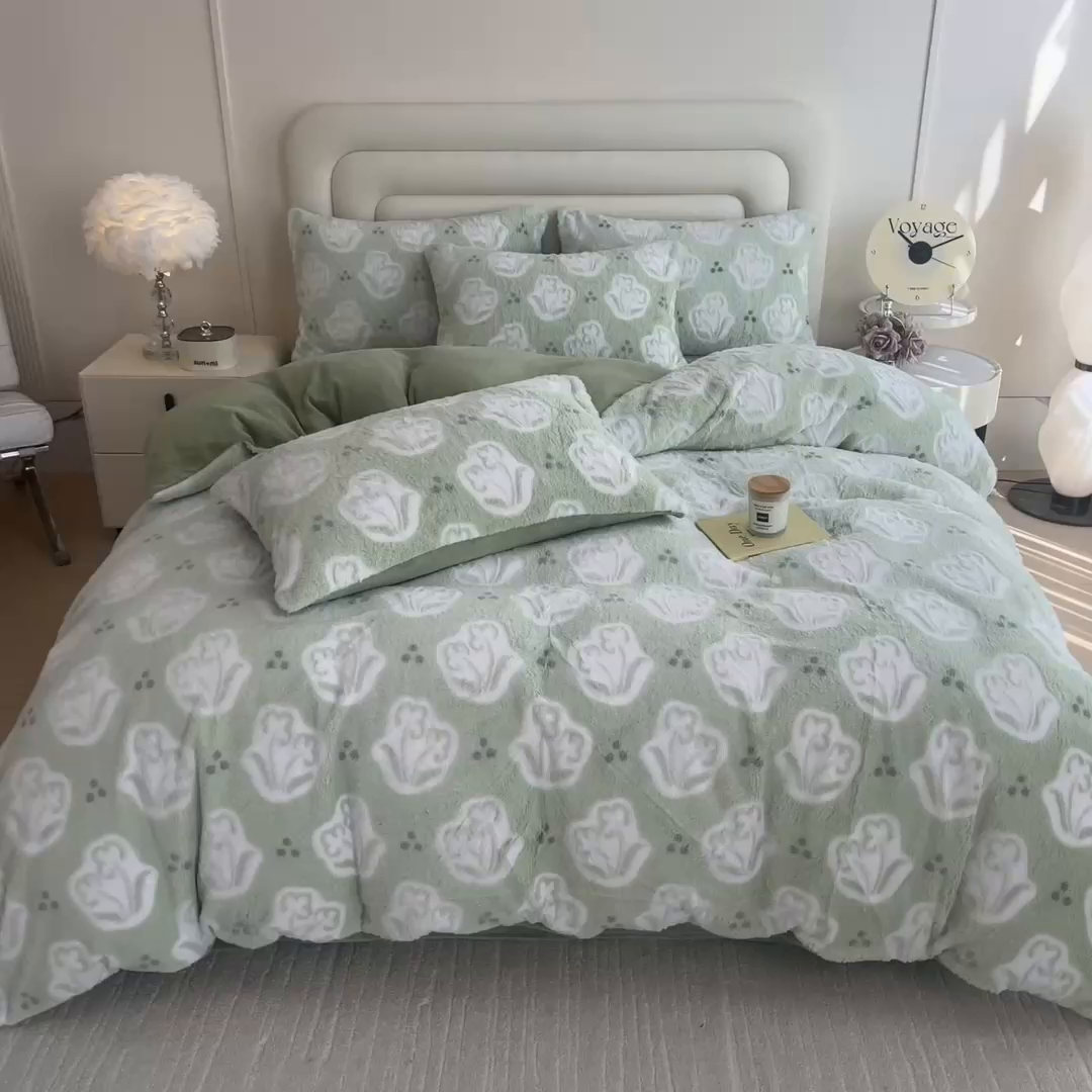 91家纺网 家纺一手货源 找家纺 摩妮卡 2025新款A类加厚兔毛雕花牛奶绒四件套 茶花-绿