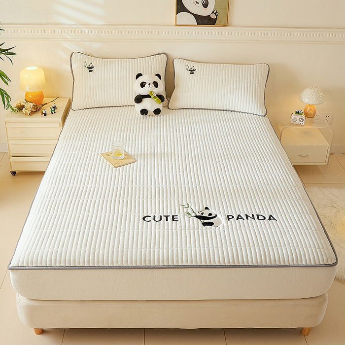 91家纺网 家纺一手货源 找家纺 摩妮卡 2025新款刺绣牛奶绒夹棉床笠床垫保护套三件套 熊猫-白