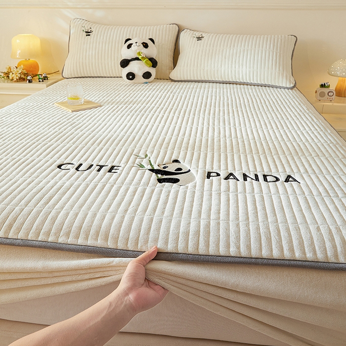 91家纺网 家纺一手货源 找家纺 摩妮卡 2025新款刺绣牛奶绒夹棉床笠床垫保护套三件套 熊猫-白