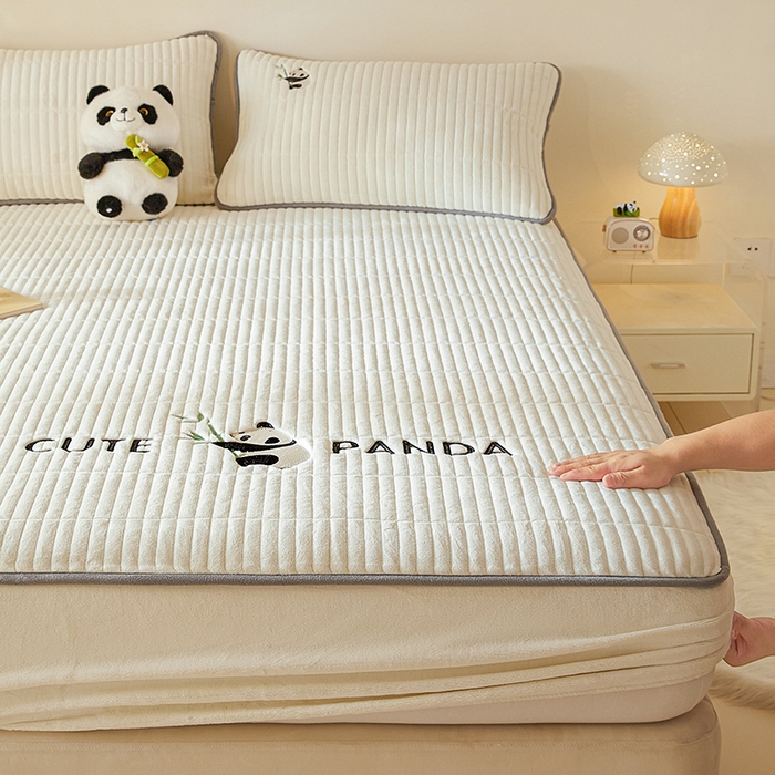 91家纺网 家纺一手货源 找家纺 摩妮卡 2025新款刺绣牛奶绒夹棉床笠床垫保护套三件套 熊猫-白