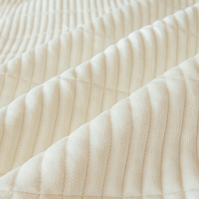 91家纺网 家纺一手货源 找家纺 摩妮卡 2025新款刺绣牛奶绒夹棉床笠床垫保护套三件套 熊猫-白