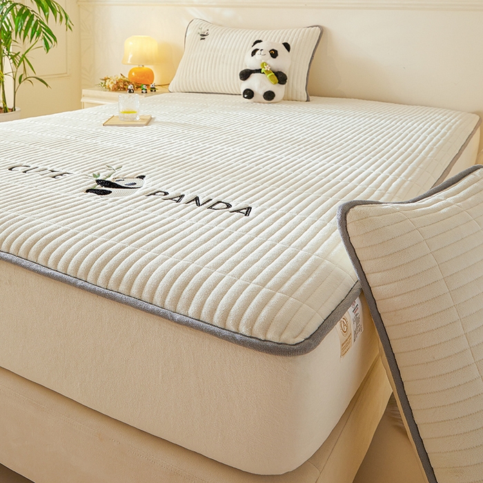 91家纺网 家纺一手货源 找家纺 摩妮卡 2025新款刺绣牛奶绒夹棉床笠床垫保护套三件套 熊猫-白