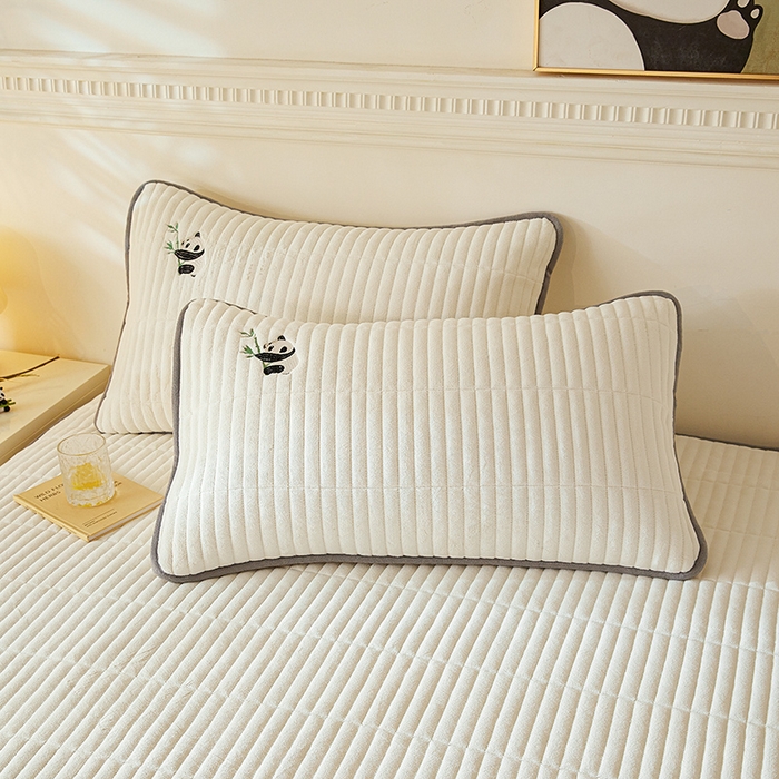 91家纺网 家纺一手货源 找家纺 摩妮卡 2025新款刺绣牛奶绒夹棉床笠床垫保护套三件套 熊猫-白