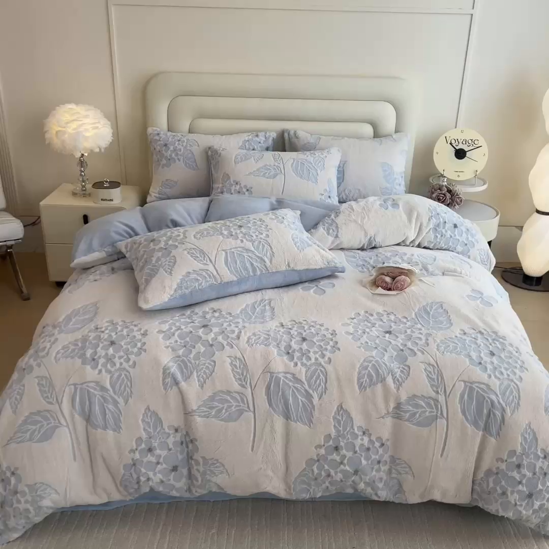 91家纺网 家纺一手货源 找家纺 摩妮卡 2025新款A类加厚兔毛雕花牛奶绒四件套 繁花-浅蓝