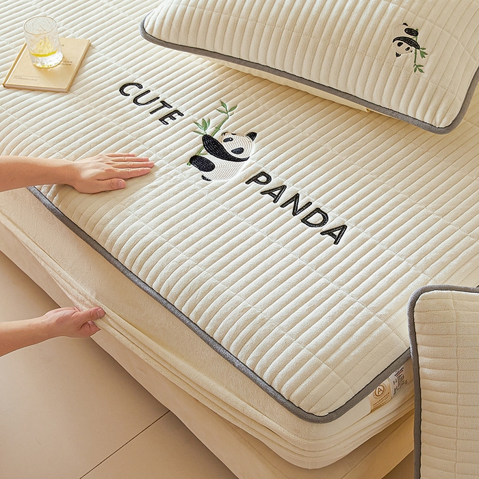 91家纺网 家纺一手货源 找家纺 摩妮卡 2025新款刺绣牛奶绒夹棉床笠床垫保护套三件套 熊猫-白