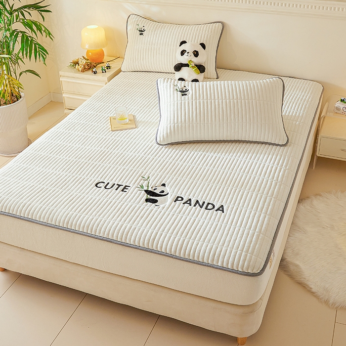 91家纺网 家纺一手货源 找家纺 摩妮卡 2025新款刺绣牛奶绒夹棉床笠床垫保护套三件套 熊猫-白