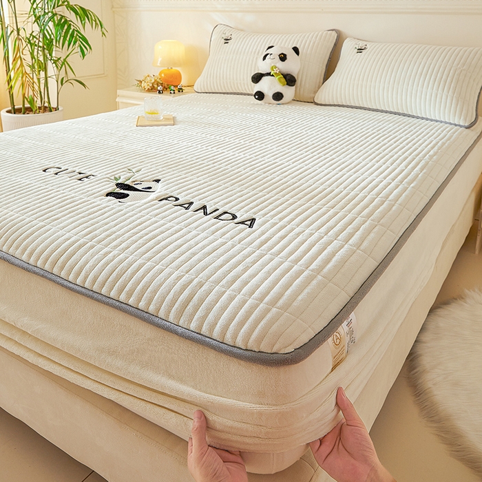 91家纺网 家纺一手货源 找家纺 摩妮卡 2025新款刺绣牛奶绒夹棉床笠床垫保护套三件套 熊猫-白