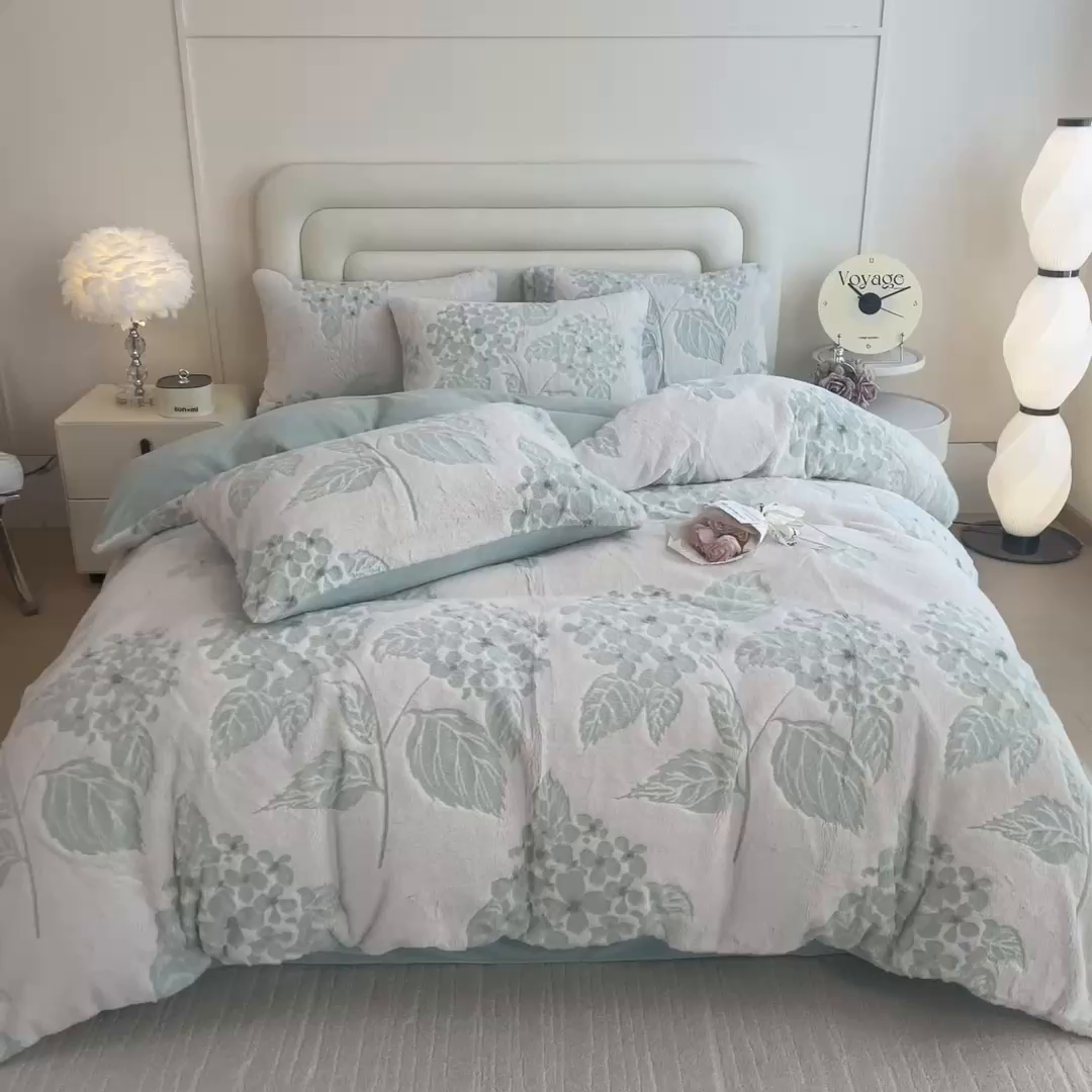 91家纺网 家纺一手货源 找家纺 摩妮卡 2025新款A类加厚兔毛雕花牛奶绒四件套 繁花-浅绿