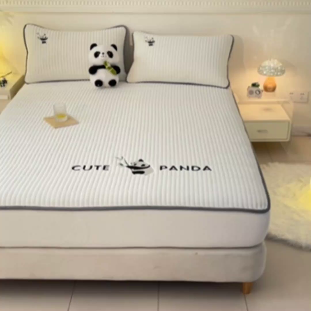 91家纺网 家纺一手货源 找家纺 摩妮卡 2025新款刺绣牛奶绒夹棉床笠床垫保护套三件套 熊猫-白