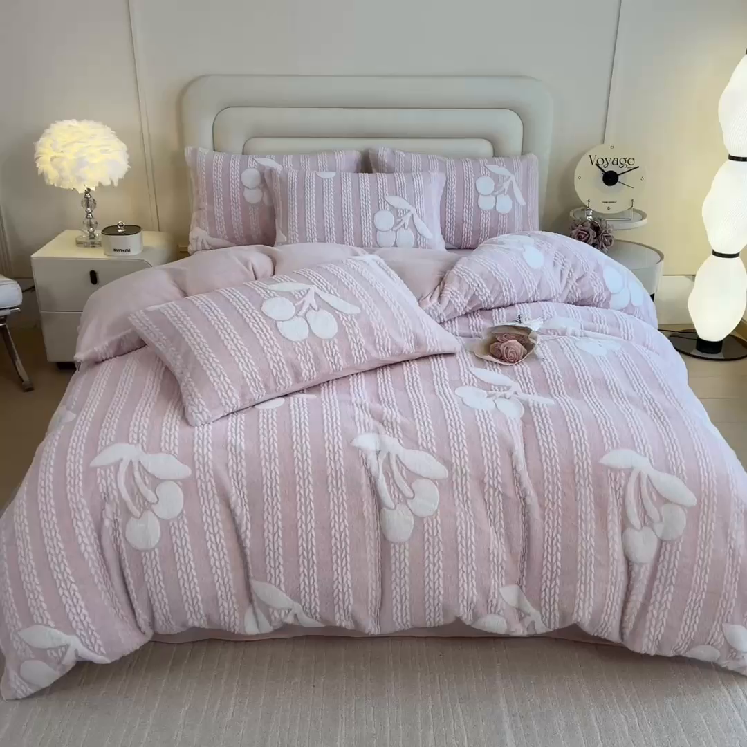 91家纺网 家纺一手货源 找家纺 摩妮卡 2025新款A类加厚兔毛雕花牛奶绒四件套 仙子樱桃