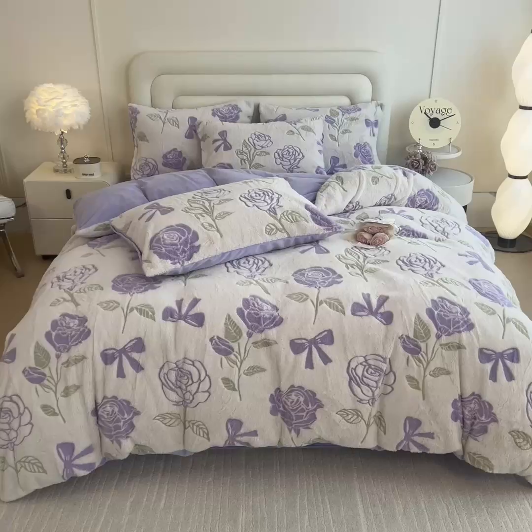 91家纺网 家纺一手货源 找家纺 摩妮卡 2025新款A类加厚兔毛雕花牛奶绒四件套 向阳花开-紫