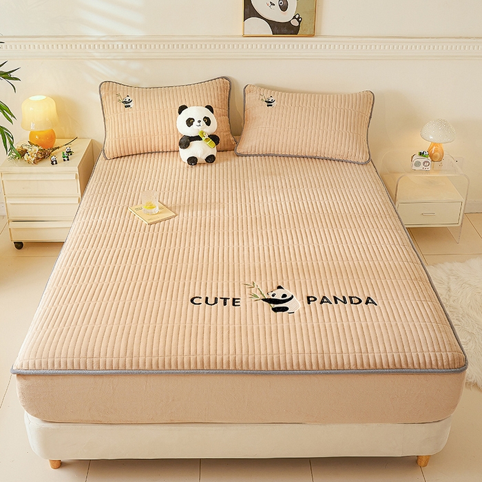 91家纺网 家纺一手货源 找家纺 摩妮卡 2025新款刺绣牛奶绒夹棉床笠床垫保护套三件套 熊猫-咖