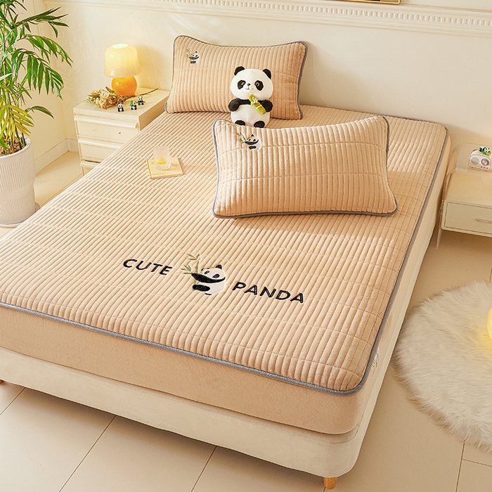 91家纺网 家纺一手货源 找家纺 摩妮卡 2025新款刺绣牛奶绒夹棉床笠床垫保护套三件套 熊猫-咖