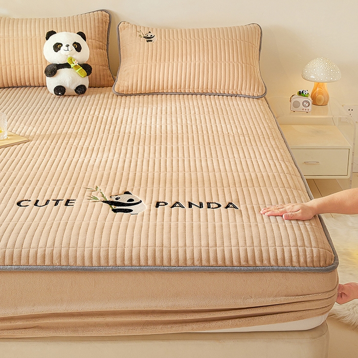 91家纺网 家纺一手货源 找家纺 摩妮卡 2025新款刺绣牛奶绒夹棉床笠床垫保护套三件套 熊猫-咖