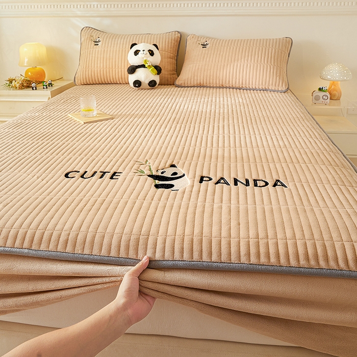 91家纺网 家纺一手货源 找家纺 摩妮卡 2025新款刺绣牛奶绒夹棉床笠床垫保护套三件套 熊猫-咖