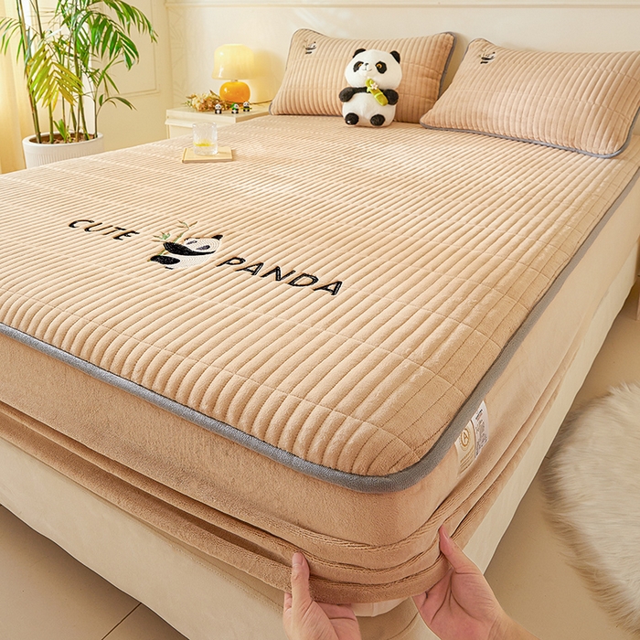 91家纺网 家纺一手货源 找家纺 摩妮卡 2025新款刺绣牛奶绒夹棉床笠床垫保护套三件套 熊猫-咖