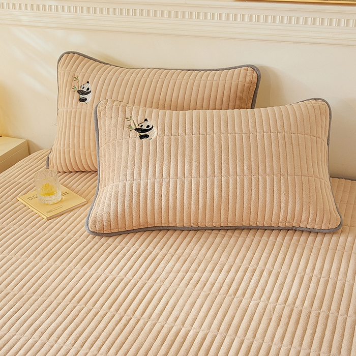 91家纺网 家纺一手货源 找家纺 摩妮卡 2025新款刺绣牛奶绒夹棉床笠床垫保护套三件套 熊猫-咖