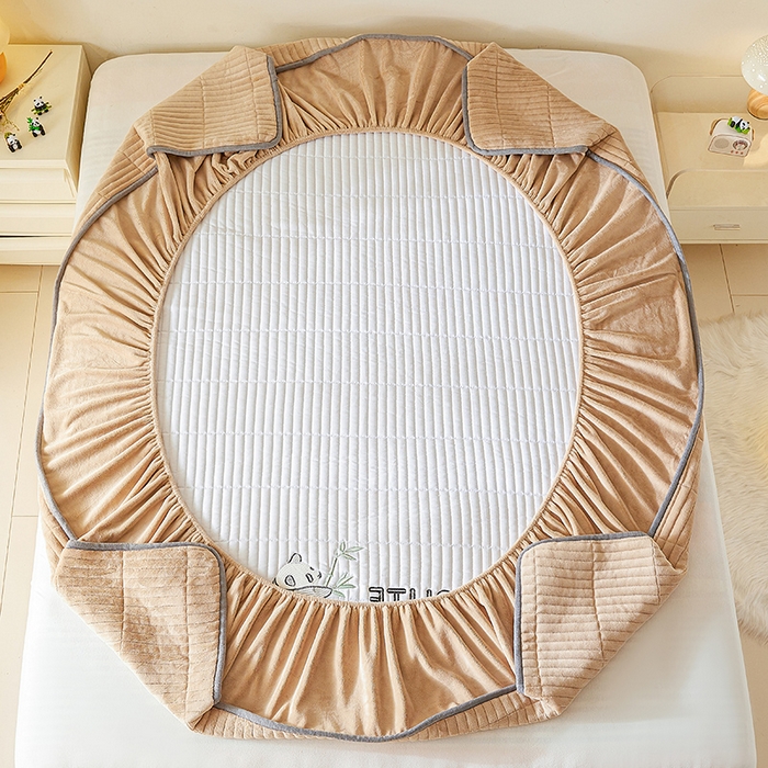 91家纺网 家纺一手货源 找家纺 摩妮卡 2025新款刺绣牛奶绒夹棉床笠床垫保护套三件套 熊猫-咖