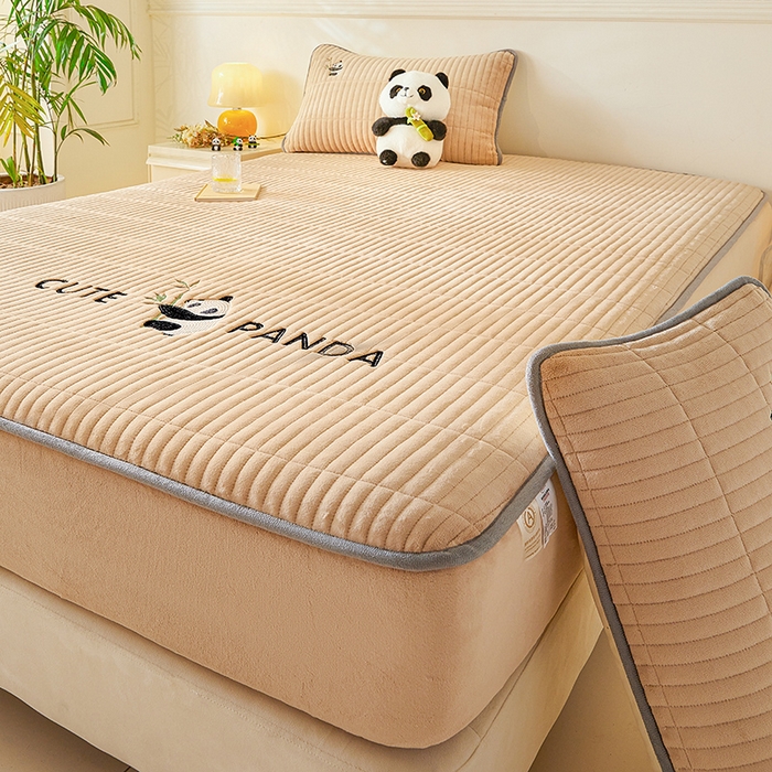 91家纺网 家纺一手货源 找家纺 摩妮卡 2025新款刺绣牛奶绒夹棉床笠床垫保护套三件套 熊猫-咖